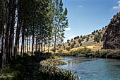 Hoces del ro Riaza, Montejo Spagna - Il fiume sotto gli ultimi contrafforti della Pena Fueros.